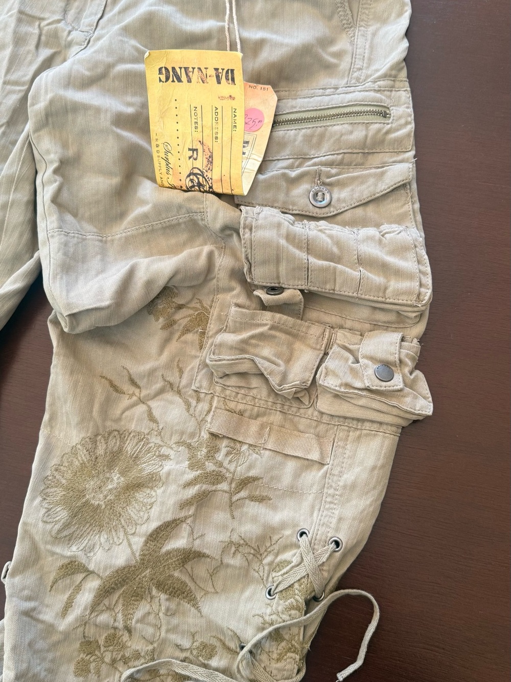 Da-Nang Beige Floral Cargo Capris - Picture 4 of 6